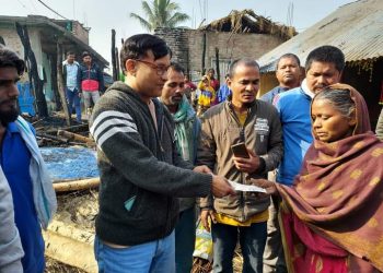 नगर प्रमुखद्वारा पीडित परिवारलाई सहयोग