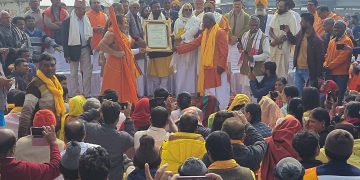 देवशीलालाई विशेष पुजा गर्दै श्रीरामभूमी तिर्थ क्षेत्र ट्रष्टका महासचिव चम्पत रायलाई हस्तान्तरण