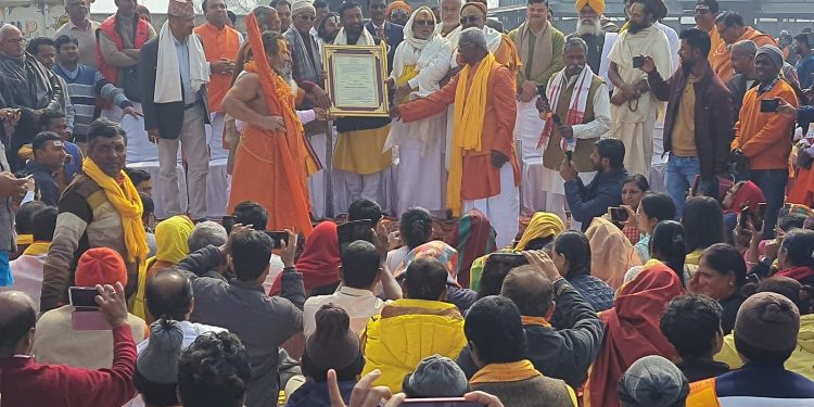 देवशीलालाई विशेष पुजा गर्दै श्रीरामभूमी तिर्थ क्षेत्र ट्रष्टका महासचिव चम्पत रायलाई हस्तान्तरण