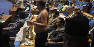 संसदमै अर्धनग्न बने अमरेशकुमार सिंह