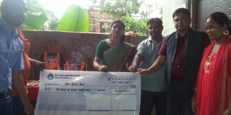 लहानमा २१ लाख बढीको बीमा क्षतिपूर्ति हस्तान्तरण