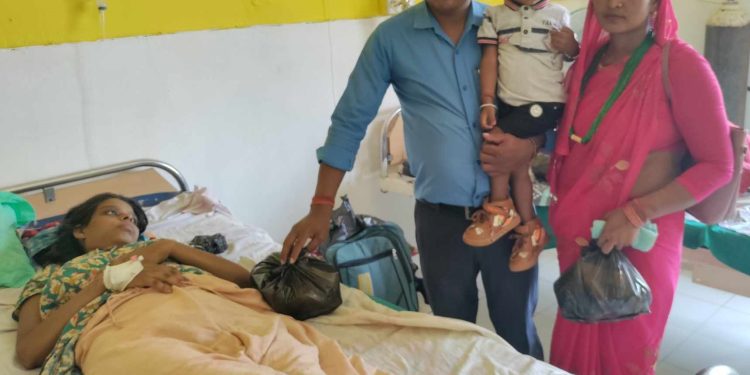 छोराको जन्मदिनमा विरामीलाई फलफुल वितरण