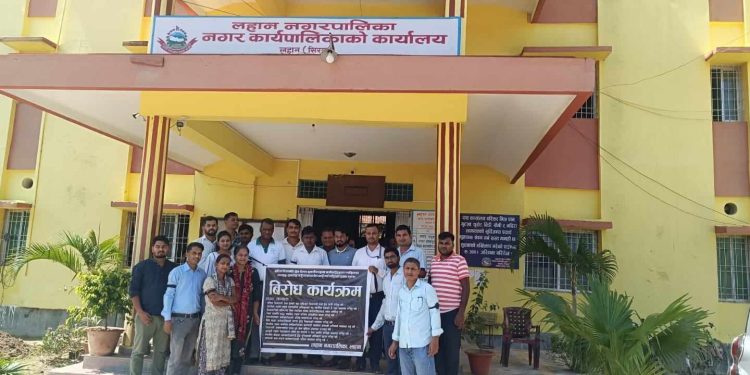 संघीय निजामती ऐनको विरोध गर्दै लहानका कर्मचारी आन्दोलित