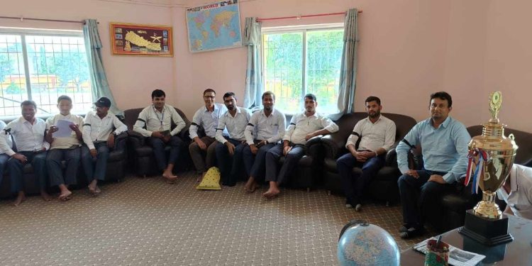 संघीय निजामती विधेयक ल्याउन दबाब दिँदै लहानका कर्मचारीले कालोपट्टी बाँधेर विरोध प्रदर्शन