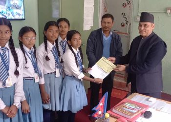 लहान : विद्यार्थीद्धारा देउँसी भैलोबाट संङ्कलित रकम भूकम्प पिडितलाई सहयोग