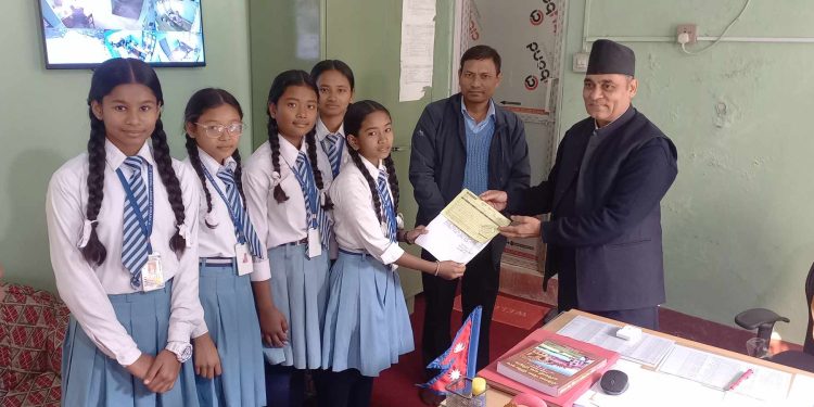 लहान : विद्यार्थीद्धारा देउँसी भैलोबाट संङ्कलित रकम भूकम्प पिडितलाई सहयोग