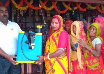 अर्नमामा दलित कृषकहरुलाई स्प्रेयर ट्यांकी र जैविक विषादी बनाउने ड्रम वितरण