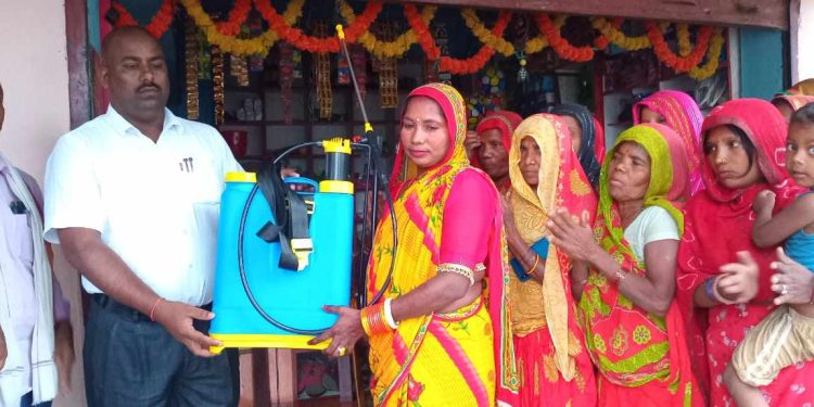 अर्नमामा दलित कृषकहरुलाई स्प्रेयर ट्यांकी र जैविक विषादी बनाउने ड्रम वितरण