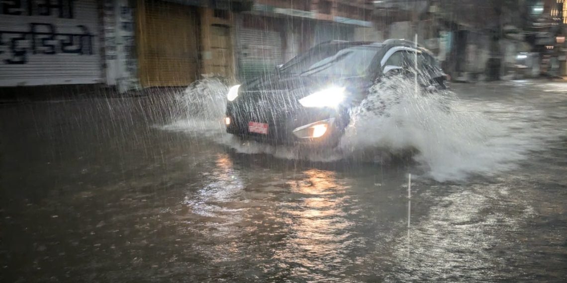 निरन्तरको वर्षाले पोखरी बन्यो वीरगन्ज : बजार सुनसान, जनजीवन प्रभावित