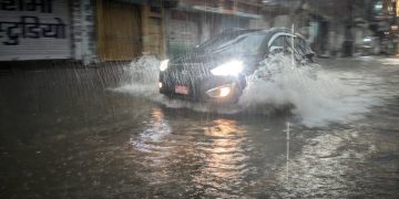 निरन्तरको वर्षाले पोखरी बन्यो वीरगन्ज : बजार सुनसान, जनजीवन प्रभावित